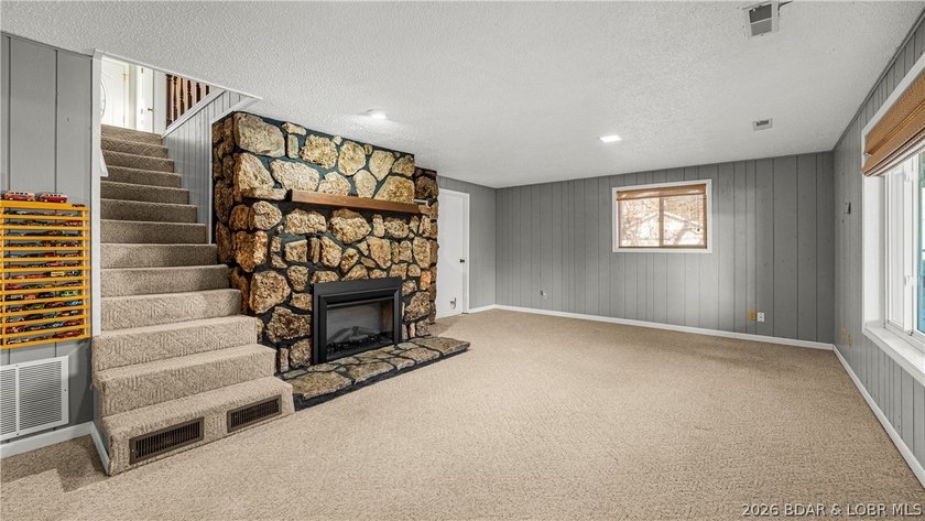 MOTIVATED SELLER-PRICE IMPROVED! The location on this 3 bed 2 - photo 17