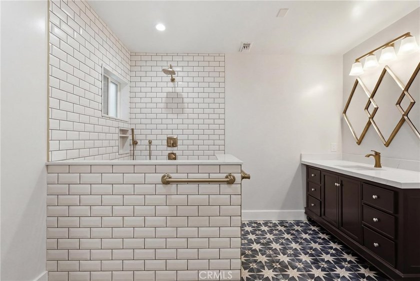 Charming 1920s single-level home situated in the highly - photo 18