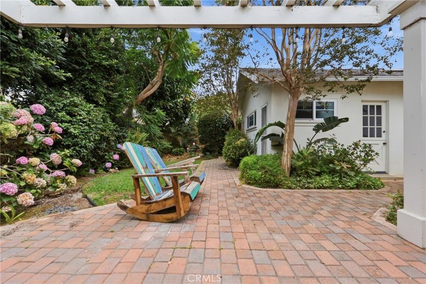 Charming 1920s single-level home situated in the highly - photo 27