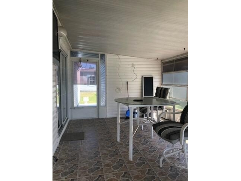 Immaculate and in great condition home on a beautiful lot in the - photo 9