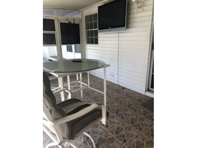 Immaculate and in great condition home on a beautiful lot in the - photo 10