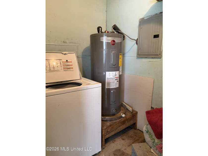 Recent upgrades include ceramic tile flooring throughout, HVAC - photo 14