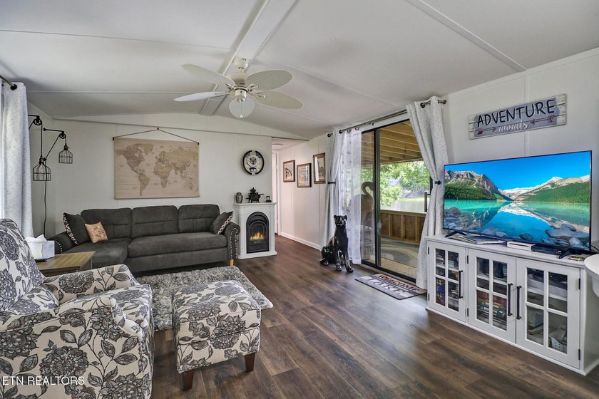 Turn-key waterfront home located on a quiet cul-de-sac with more - photo 8