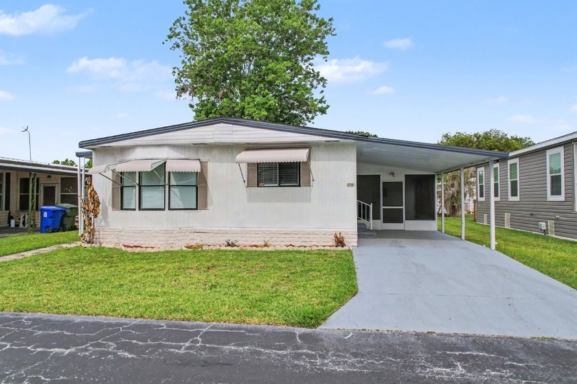 Completely remodeled 2 bedroom, 2 bathroom home located in an - photo 3
