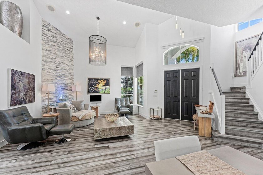 Stunning, completely renovated 4 BD / 3.5 BA in Stratford Green - photo 2