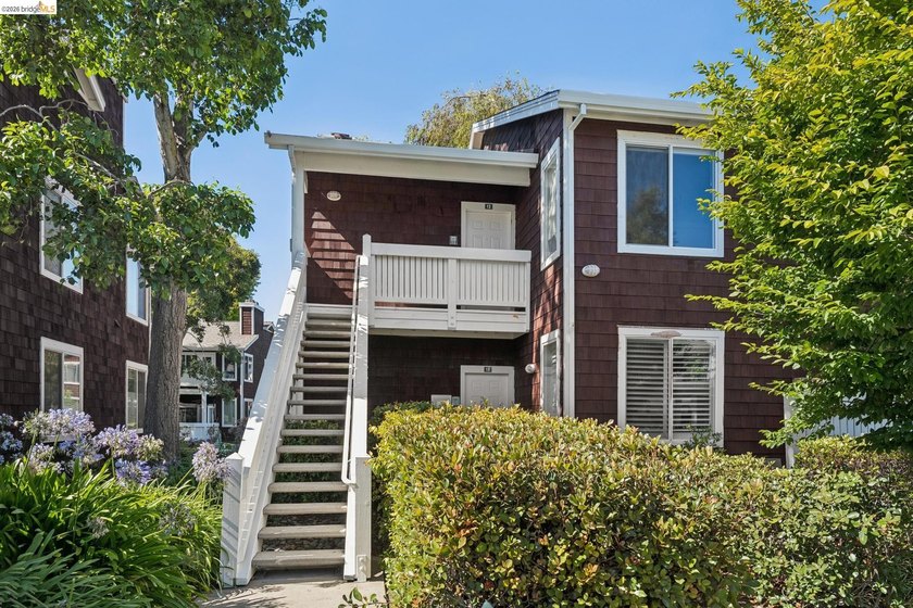 This is one of the largest 2-bedroom, 2-bath upper-level corner - photo 2