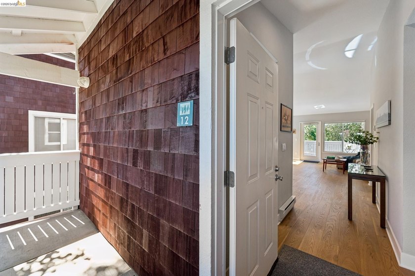 This is one of the largest 2-bedroom, 2-bath upper-level corner - photo 3