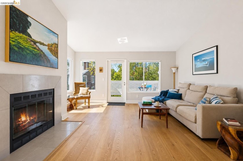 This is one of the largest 2-bedroom, 2-bath upper-level corner - photo 5