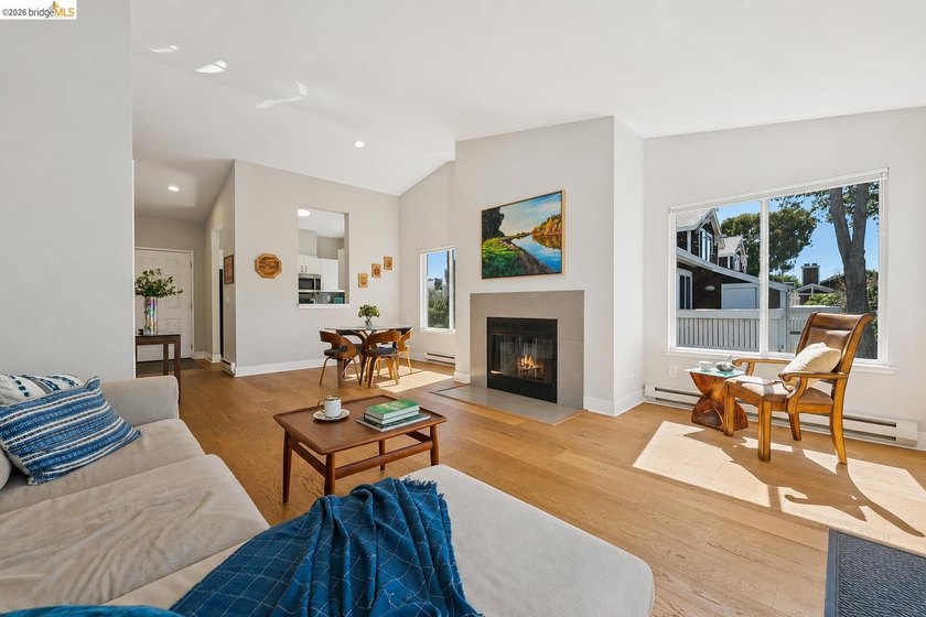 This is one of the largest 2-bedroom, 2-bath upper-level corner - photo 6