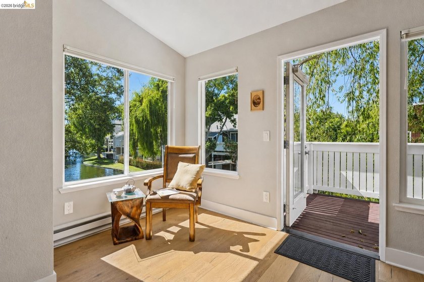 This is one of the largest 2-bedroom, 2-bath upper-level corner - photo 7