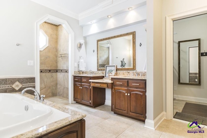 Welcome home to this stunning custom-built, four-sided brick - photo 21