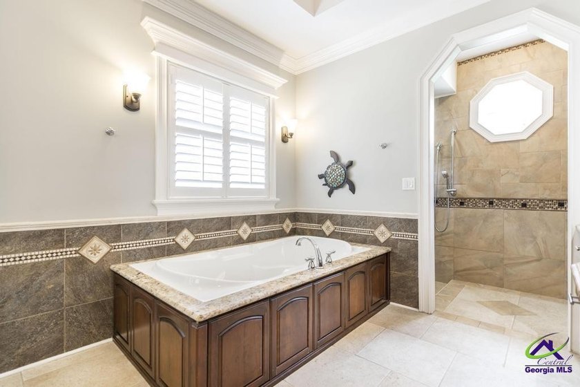 Welcome home to this stunning custom-built, four-sided brick - photo 22