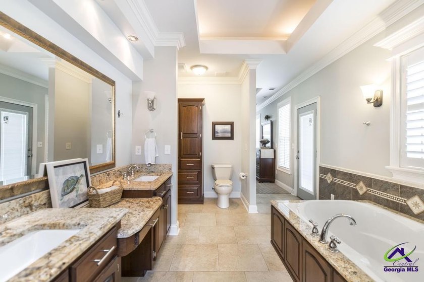 Welcome home to this stunning custom-built, four-sided brick - photo 23