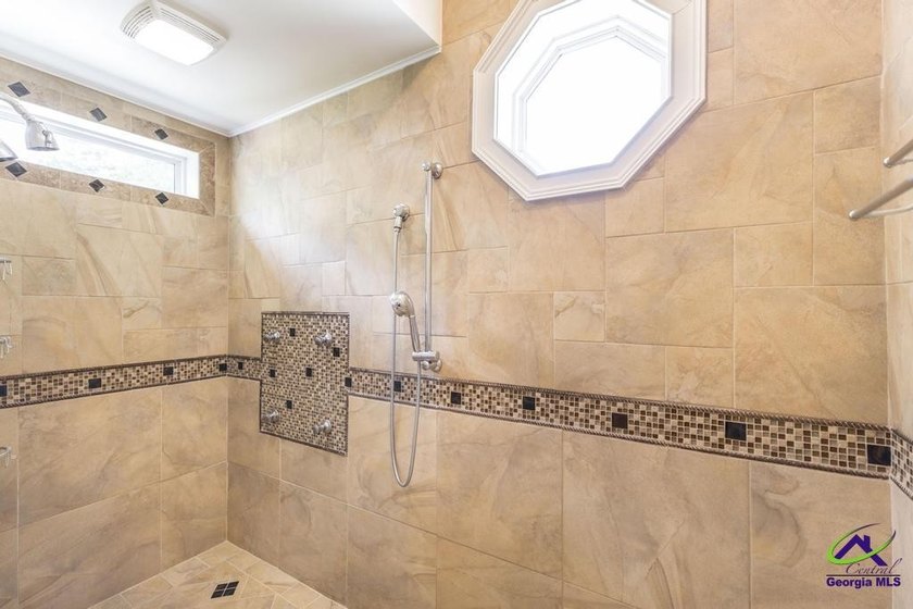 Welcome home to this stunning custom-built, four-sided brick - photo 24