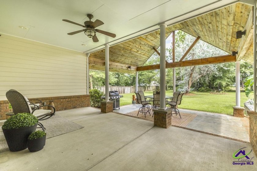 Welcome home to this stunning custom-built, four-sided brick - photo 39