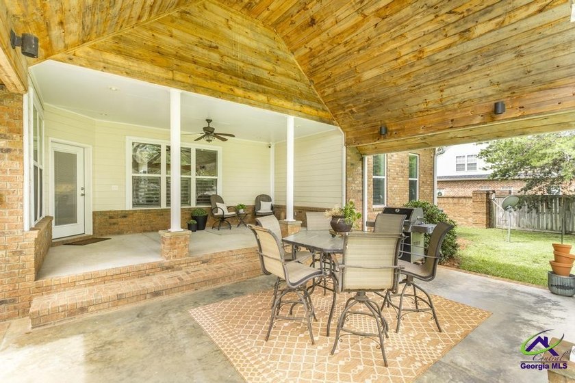 Welcome home to this stunning custom-built, four-sided brick - photo 40