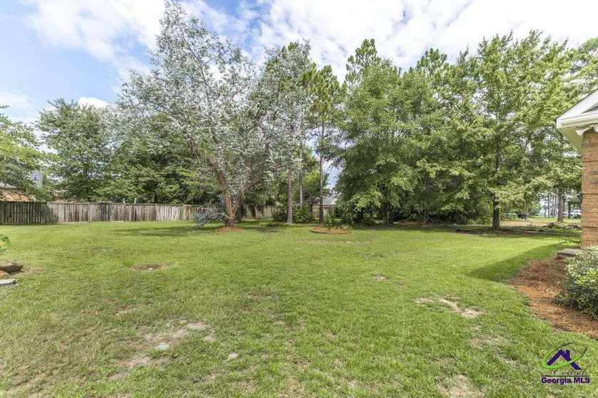 Welcome home to this stunning custom-built, four-sided brick - photo 47