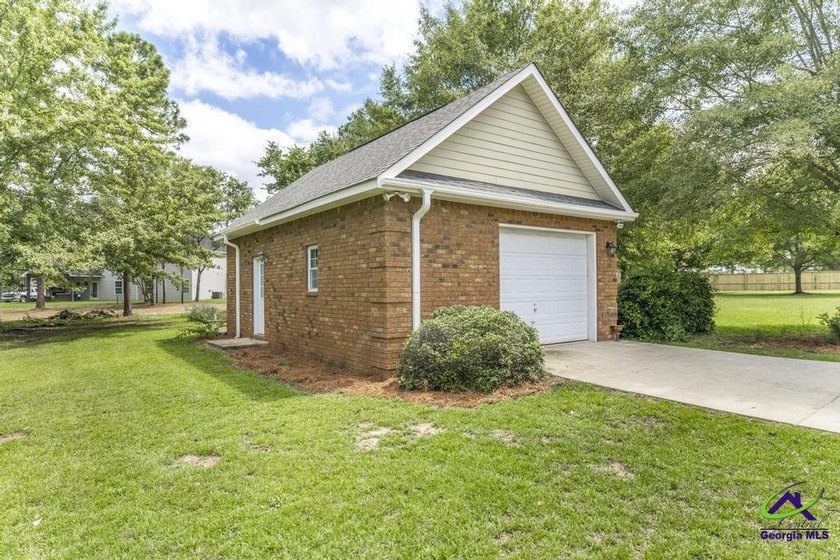 Welcome home to this stunning custom-built, four-sided brick - photo 48