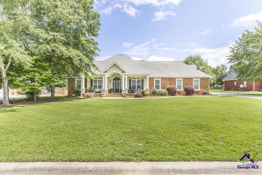 Welcome home to this stunning custom-built, four-sided brick - photo 50