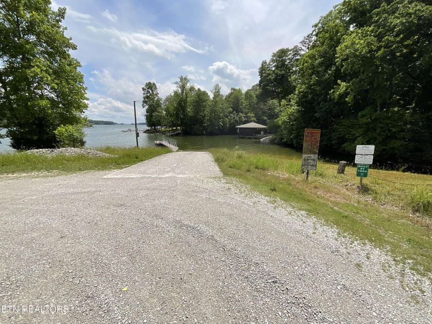 Two lots approximately 1 acre. Wooded with lake access to public - photo 4