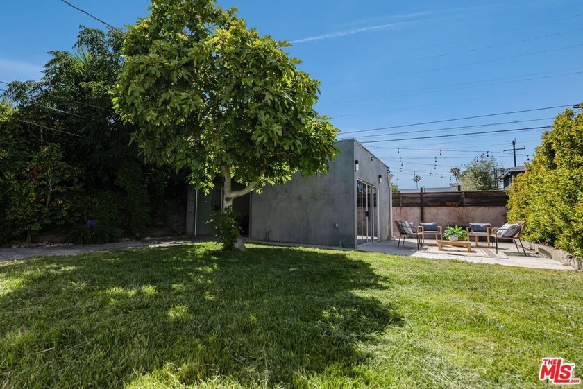 A turnkey Venice retreat featuring a thoughtfully renovated - photo 2