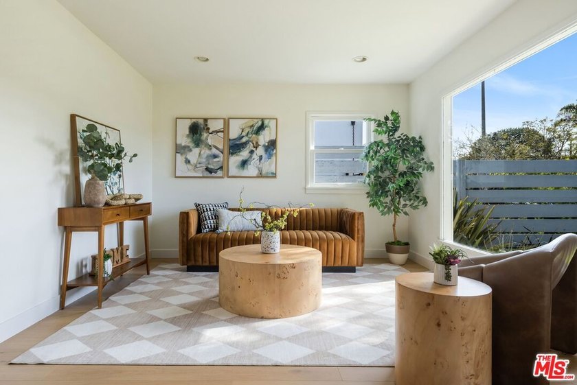 A turnkey Venice retreat featuring a thoughtfully renovated - photo 5