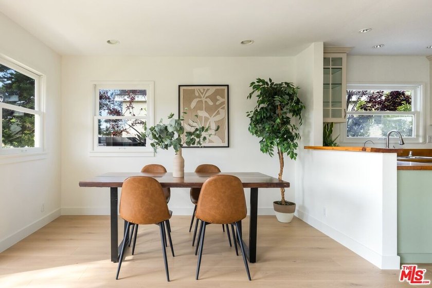 A turnkey Venice retreat featuring a thoughtfully renovated - photo 6