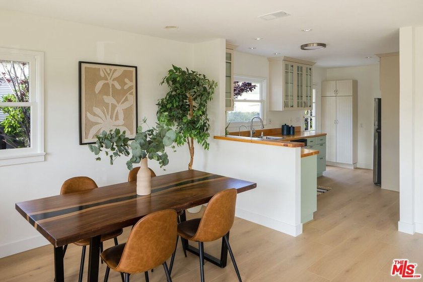 A turnkey Venice retreat featuring a thoughtfully renovated - photo 7