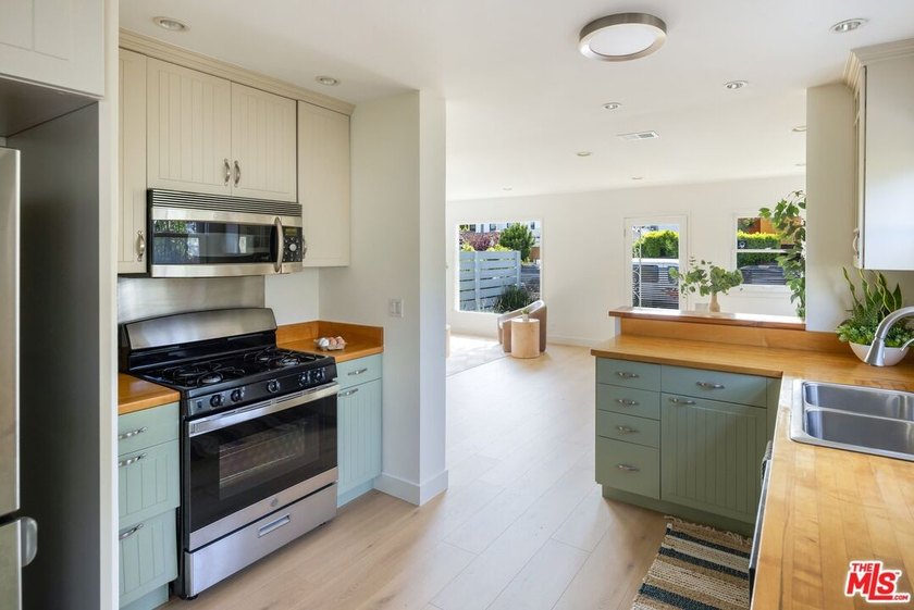 A turnkey Venice retreat featuring a thoughtfully renovated - photo 8