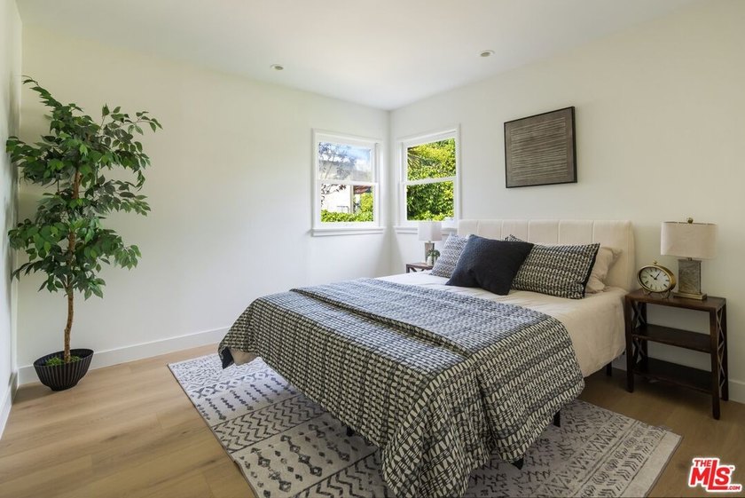 A turnkey Venice retreat featuring a thoughtfully renovated - photo 9