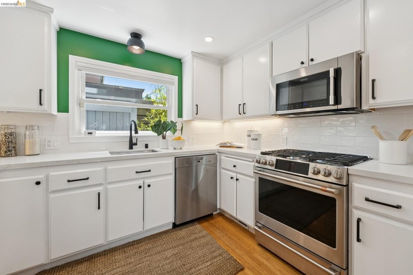 Tucked into the heart of Temescal, this delightful two-bedroom - photo 10