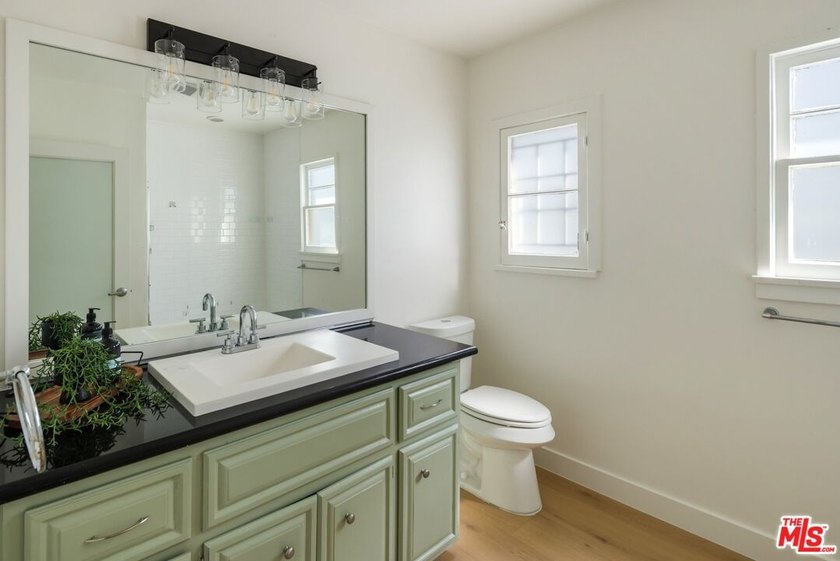 A turnkey Venice retreat featuring a thoughtfully renovated - photo 10