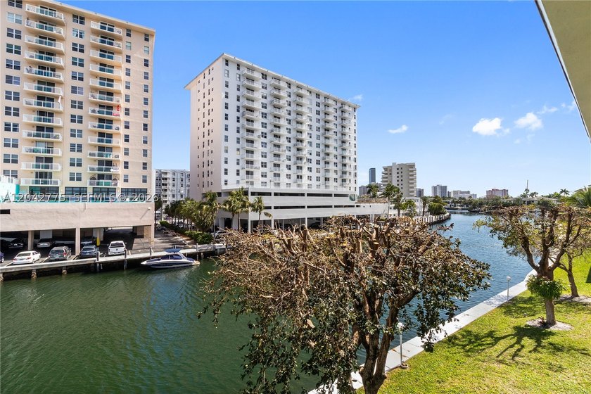 Take in breathtaking water views from this beautifully - photo 2