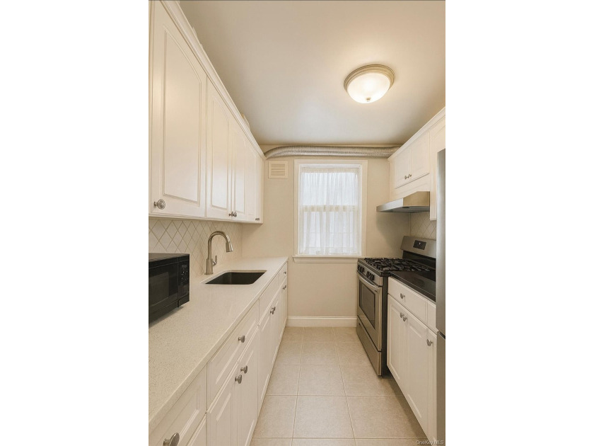 Welcome home to this sun-filled and inviting 2-bedroom residence - photo 5