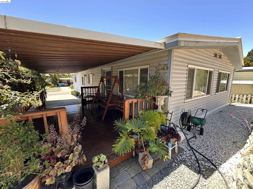 Welcome to this beautifully updated 2-bd., 2 full bath - photo 7