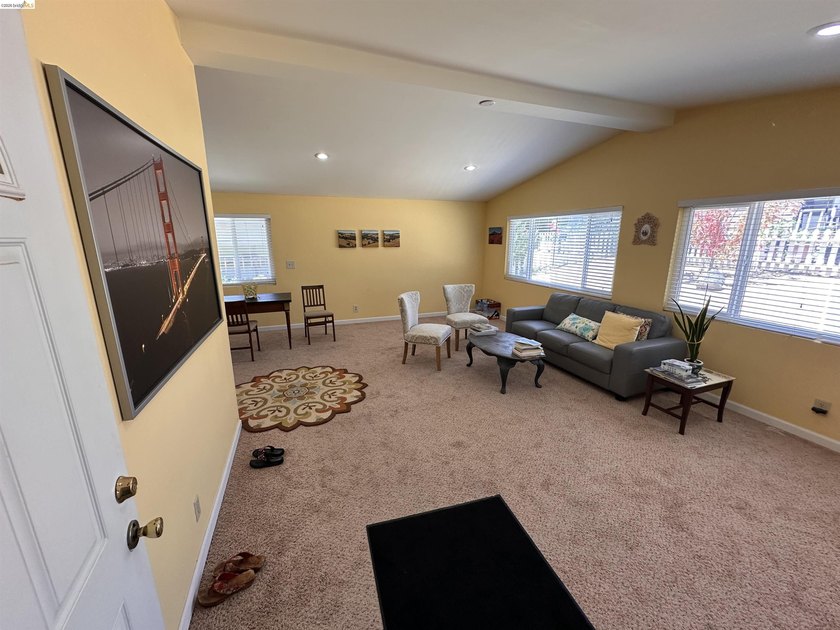 Welcome to this beautifully updated 2-bd., 2 full bath - photo 9