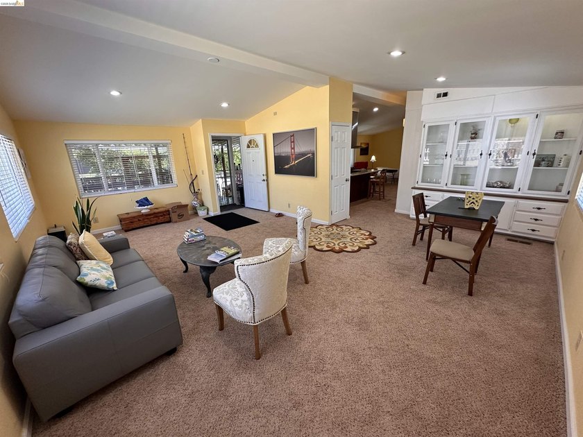 Welcome to this beautifully updated 2-bd., 2 full bath - photo 10