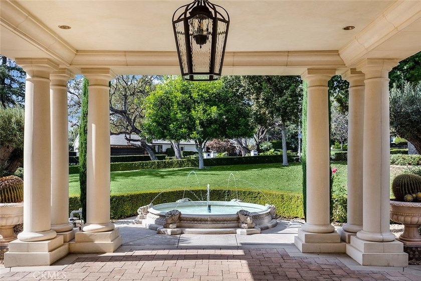 A Private Resort Estate in Arcadia's Prestigious Upper Rancho: A - photo 4