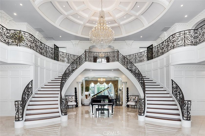 A Private Resort Estate in Arcadia's Prestigious Upper Rancho: A - photo 5