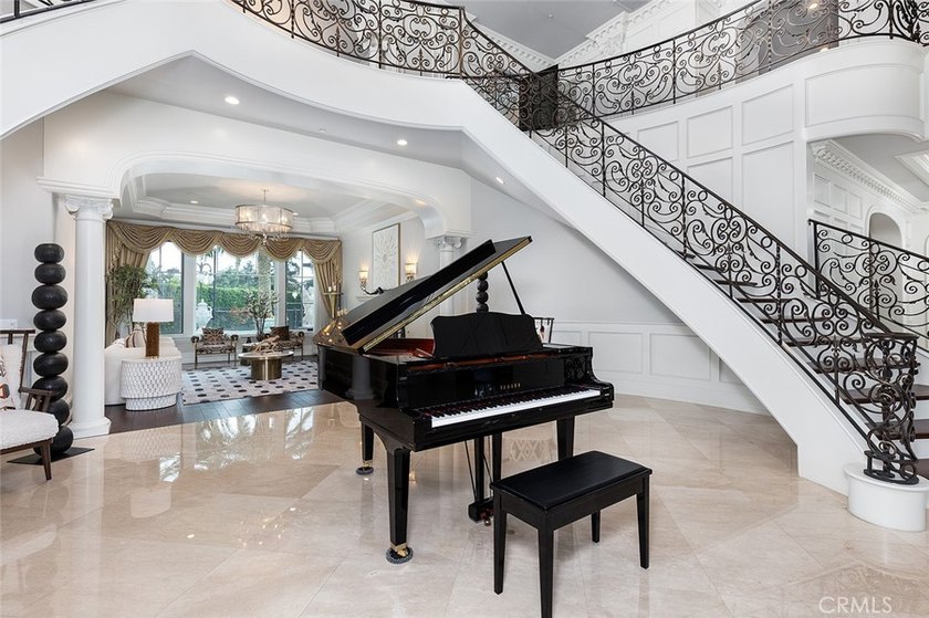 A Private Resort Estate in Arcadia's Prestigious Upper Rancho: A - photo 8