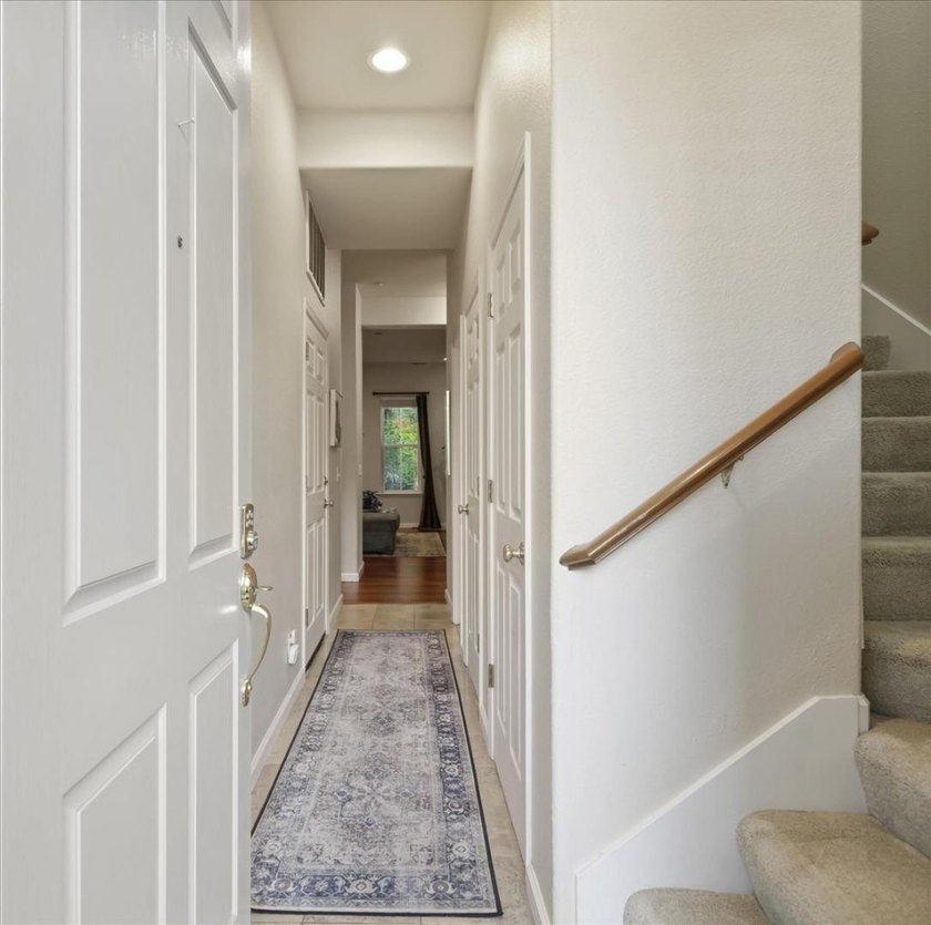 Tucked away in a centrally located, intimate neighborhood, 6 - photo 3