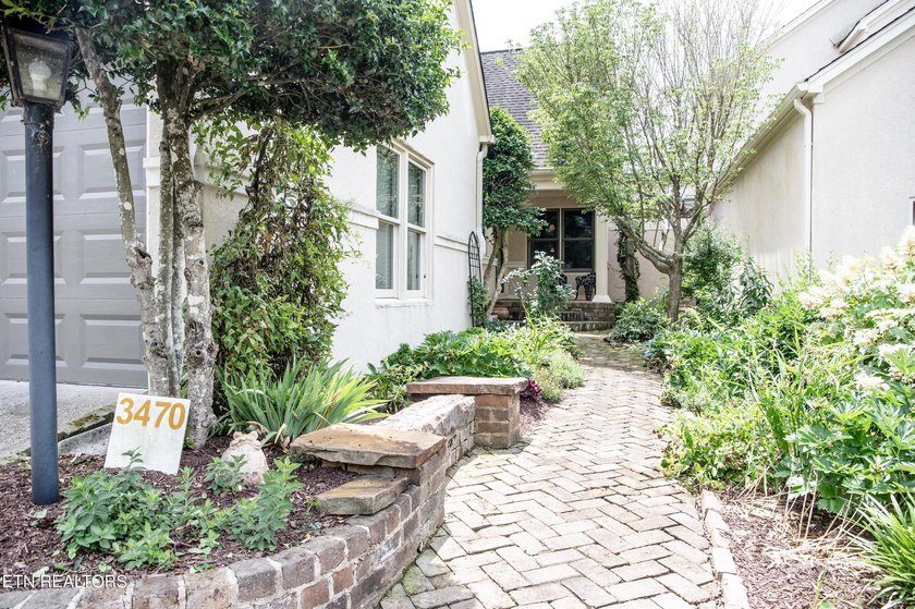 Enjoy stunning panoramic lake and mountain views from your own - photo 2