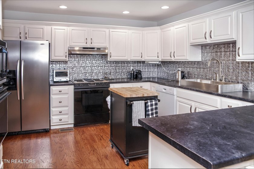 Enjoy stunning panoramic lake and mountain views from your own - photo 6