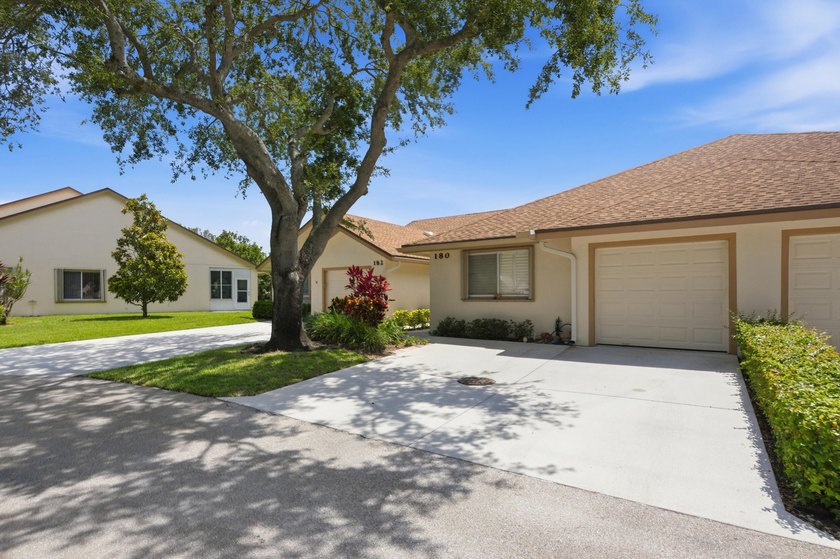 Don't Wait ! Welcome to this charming 3-bedroom, 2-bathroom - photo 2