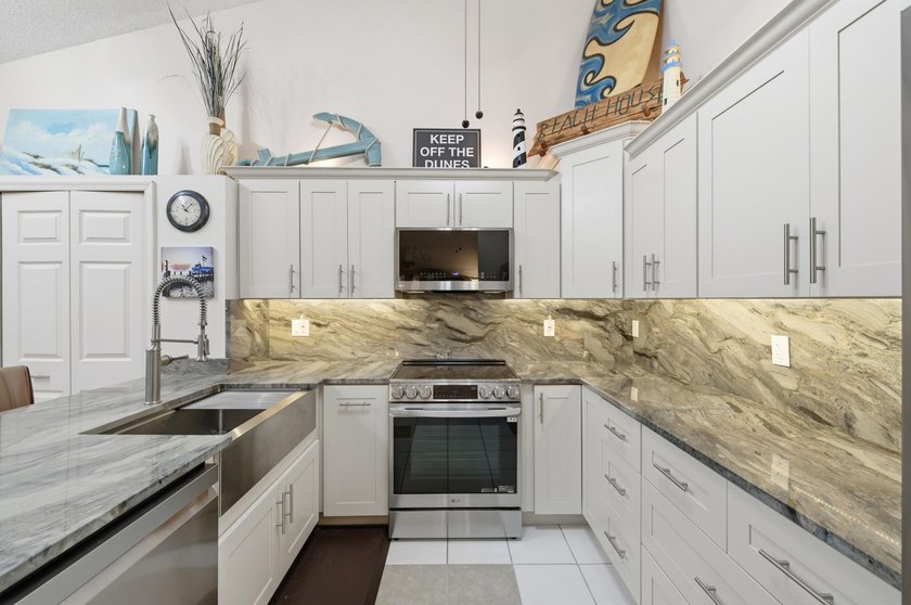 Don't Wait ! Welcome to this charming 3-bedroom, 2-bathroom - photo 10
