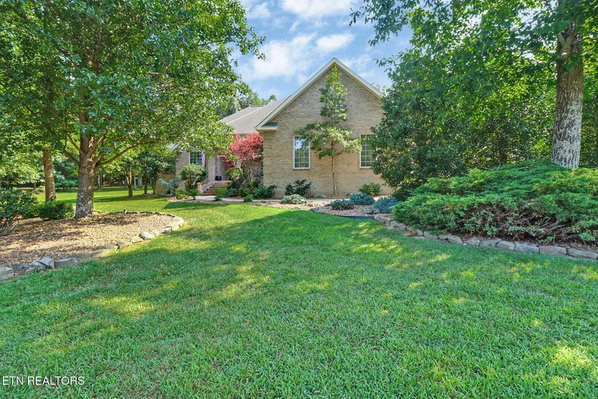 Experience luxury golf course living in this entertainer's dream - photo 2