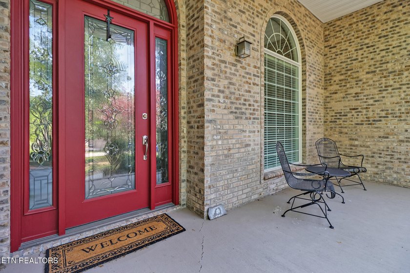 Experience luxury golf course living in this entertainer's dream - photo 4
