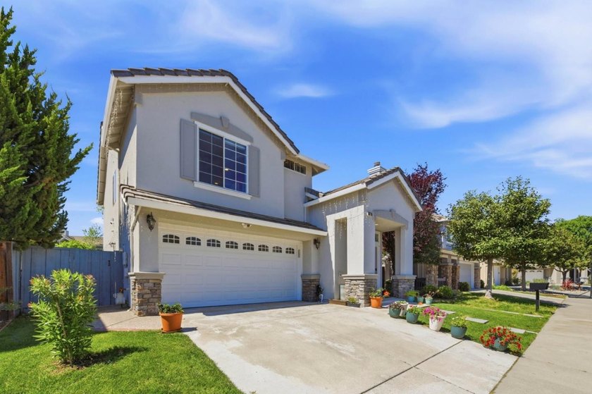 This elegant residence in Fremont's sought-after Parkmont - photo 3