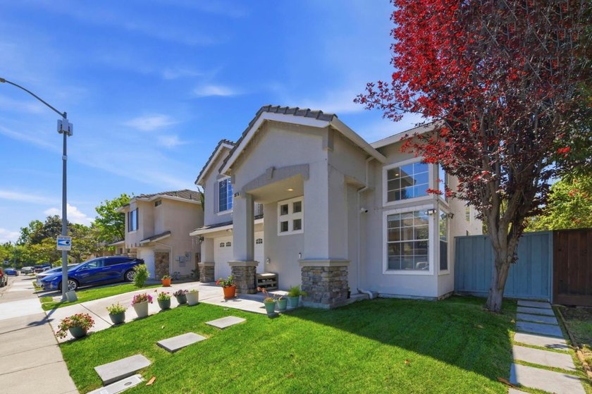 This elegant residence in Fremont's sought-after Parkmont - photo 4