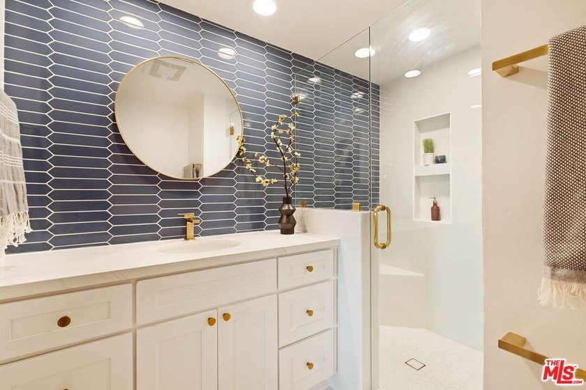 Rare opportunity to own an exceptionally spacious, beautifully - photo 42